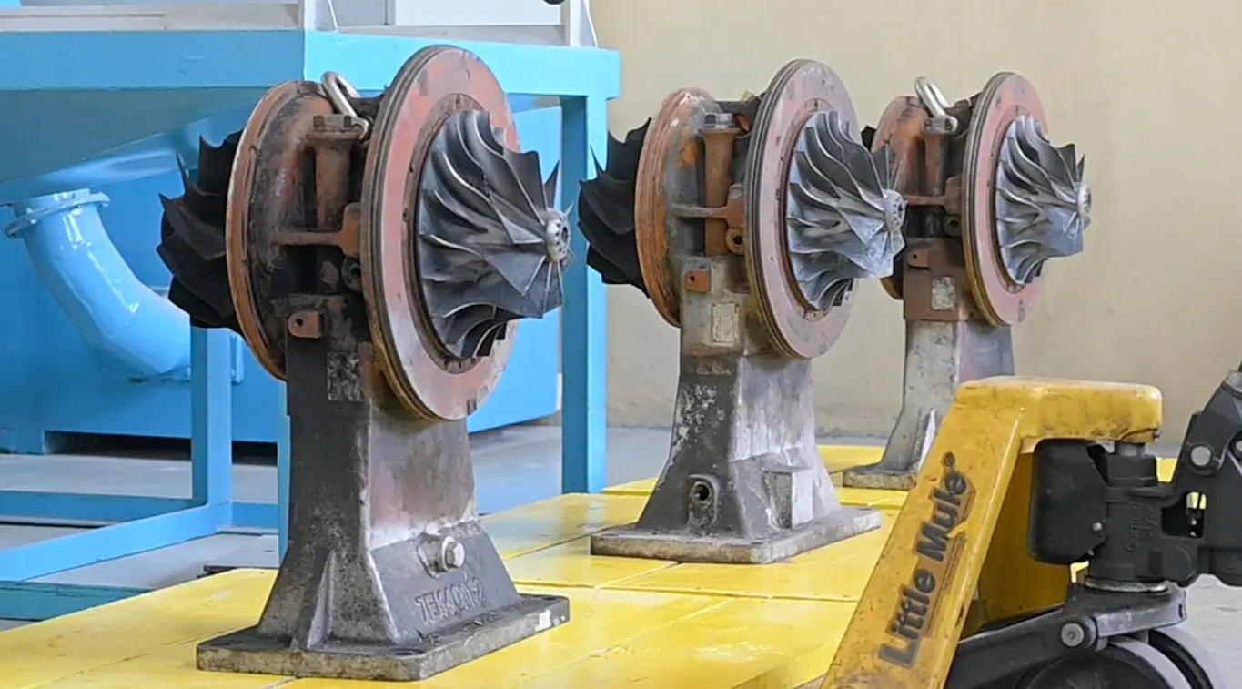Split infographic: left shows disassembled turbo parts (overhauling); right shows new turbo (replacement)